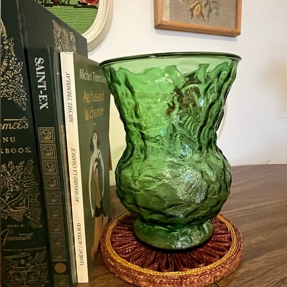 Vintage Green Textured Glass Vase – Mid-Century Style - Picture 5 of 14